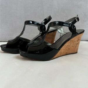 GUESS Black Platform Sandals EUC Patent Leather Cork Wedge Heeled Peep T…